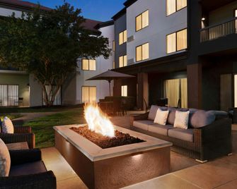 Courtyard by Marriott Tulsa Central - טולסה - פטיו