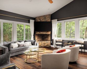 Modern Cabin Retreat minutes from lake and ski resort- Hot tub - Fire Pit - Basye - Living room