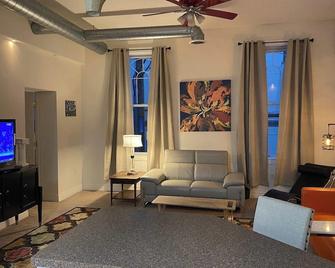Chic Historic Loft Apartment in Downtown Kittanning - Kittanning - Sala de estar