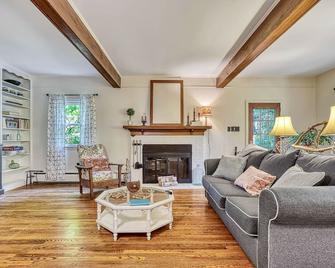 Historic 5 BR 3 Story home near Hershey Park, Gettysburg, & Carlisle: - Dillsburg - Living room
