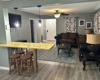 Charming 2-bedroom cottage in welcoming Larned with AC,WiFi, full over full bunk - Larned - Living room