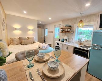 Boho Chic Tiny House with Hot Tub - Quebec - Keittiö