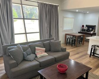 Charming 2-bedroom house with AC, WiFi in Griffin - Griffin - Living room