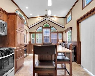 Lovely 1BR Cottage with Loft - Pigeon Forge