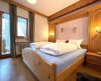 No. 1 'Karwendelblick' apartment, 1 bedroom, shower, WC - 'Beim Henser', vacation apartment - Wallgau - Slaapkamer