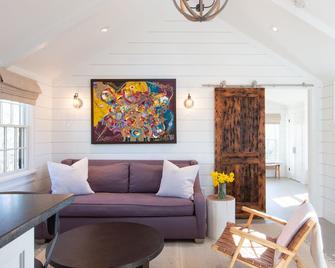 Le Petite- Newly renovated/Modern - Nantucket - Living room