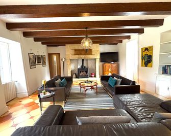 NEW magnificent stone property with private pool & mature garden - Le Bugue - Huiskamer