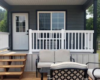 Tiny Home Cabin with Wyoming Modern Frontier style in the town of Hulett - Hulett - Patio