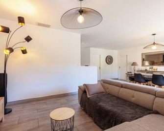 Holiday Home 'Maison Tout Confort' with Private Pool, Wi-Fi and Air Conditioning - Les Pennes-Mirabeau - Salon