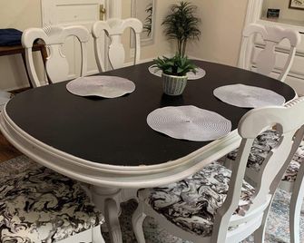 2 Bedroom Unit Off Brady St - Milwaukee - Dining room