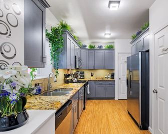 Central 5bd Getaway - Spacious Home W/ Bbq - Pittsburgh - Keittiö