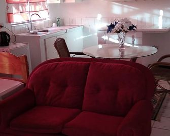 Honiiwell rooms and suites - Saint George's - Comedor