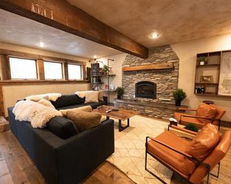 Cozy cabin outside Glacier National Park. Private hot tub + pet-friendly! - Coram - Living room