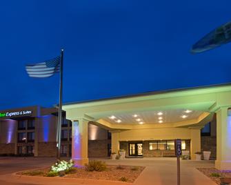 Holiday Inn Express Hotel & Suites Colby, An IHG Hotel - Colby - Building