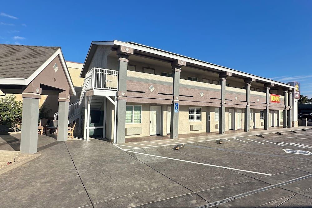 Hometown Inn - Los Banos - Building