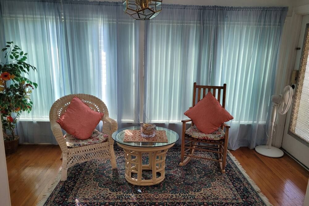 Beautiful Vacation Home 3 Br/2 Ba With Private Heated Pool - ווסט פאלם ביץ' - סלון