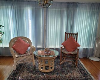 Beautiful Vacation Home 3 Br/2 Ba With Private Heated Pool - West Palm Beach - Wohnzimmer