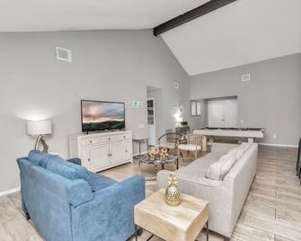 3 King Beds Single Story Home that Sleeps 6 with Pool Table 3BR & 2Bath - Katy - Living room