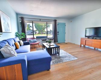 Lake Natoma Retreat - minutes from Downtown Folsom - 3 Beds 2 Baths - Orangevale - Living room