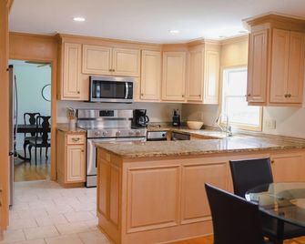 Spacious 5-bedroom house in fabulous Norwalk close to many attractions! - Norwalk - Küche