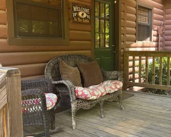 2 furnished cabins on unique fenced property close to Wolf Pen and Fourche Mt - Mena - Patio