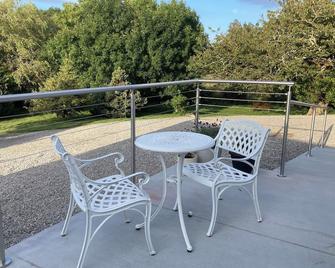 Beautiful garden apartment surrounded by woodland and fields. - Dornoch - Ban công