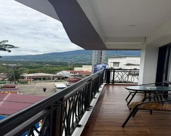 Fahira Hotel Bukittinggi Syariah - Bukittinggi - Balcony