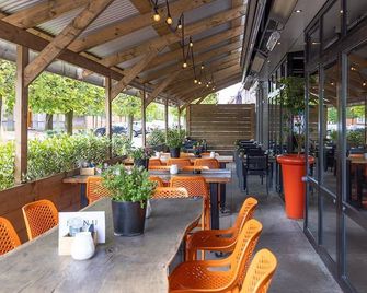 Scenic Cycling & Outdoors Near Amazing Family Room in Made | Onsite Dining - Made - Restaurante