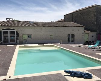 Le « chai » vous - Gensac-la-Pallue - Pool