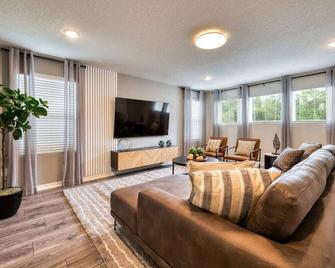 Flash 20 Off Gorgeous Resort Home for Your Family SO - Kissimmee - Living room
