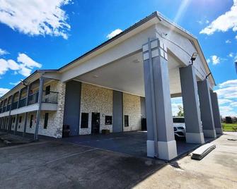 Two Queen Beds Non Smoking Room at Scottish Inns and Suites! - Wharton - Budova