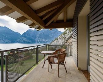 Villa Gloria SeeLe Garda Hotel - Nago–Torbole - מרפסת