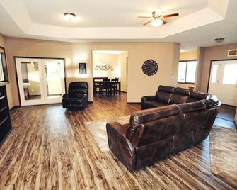 Beautiful Lake Home on Long Lake, Sleeps 18, Over 2 Acres - Spicer - Living room