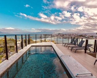 The Bridge by Xtay -Estúdios em Floripa com Piscina no Rooftop e Academia Completa, e fácil acesso as Praias Populares - Florianopolis - Piscine