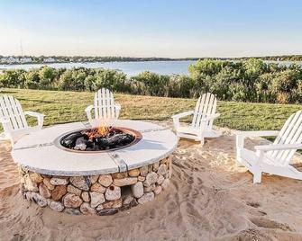 Deluxe suite at the oceanfront Surfside Resort - Falmouth - Patio