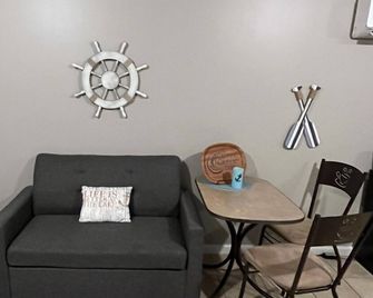 Clifty Creek Inn—Unit B - Jamestown - Living room
