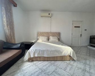 Studio cosy avec terrasse , vue montagne et mer. - Bizerte - Bedroom