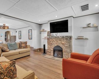 Cozy Renovated 19th Century Home, 5 Min to OSU! - Columbus - Pokój dzienny