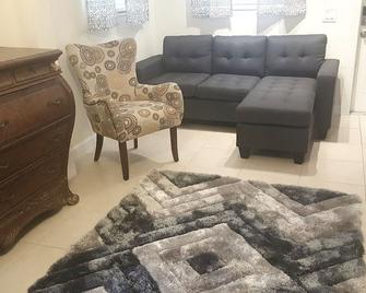 Casa Historica, a cozy 1940 cottage in Delray Beach, FL - Delray Beach - Living room