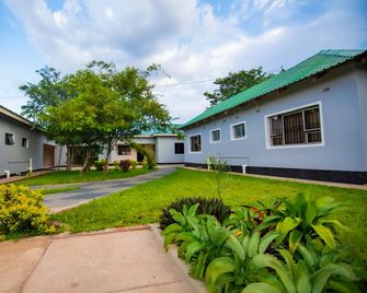 Lulu Guest Lodge - Victoria Falls - Building