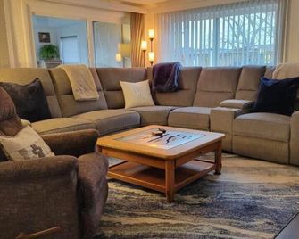 Sunset Shores for a Reason - Burdett - Sala de estar