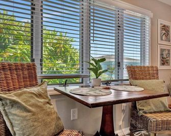 The Seashell Suite with Private Balcony and Walk to Beach - Clearwater Beach