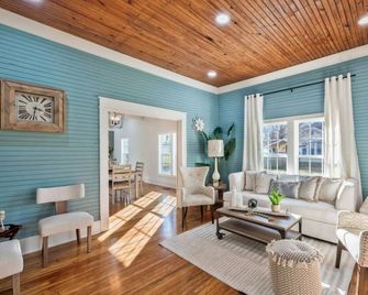 Historic Vibes, Modern Comfort - Athens