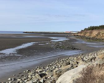 Newly renovated 4 bedroom 2.5 bathroom beachhouse close to Mavillette Beach. - Meteghan Centre - Playa
