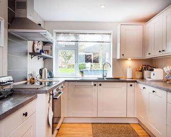 Honeysuckle Cottage - Uk7678 - Golspie - Kitchen