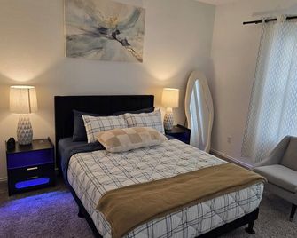 Attached 1 Bedroom Private Suite - Kyle - Ložnice