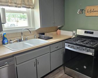 Cute 2-bedroom Farmhouse Style House near OBU in Shawnee! - Shawnee - Cucina