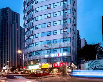 Home Inn Plus Chongqing Guanyinqiao Hongqihegou Light Rail Station - Chongqing - Edifício