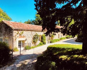 Nature gites for groups, 14 people, 7 bedrooms, 4 bathrooms, with swimming pool on 8 hectares of parkland - Montcabrier - Edificio