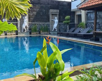Pepitu Dormitory By Sandat - Kuta - Kolam